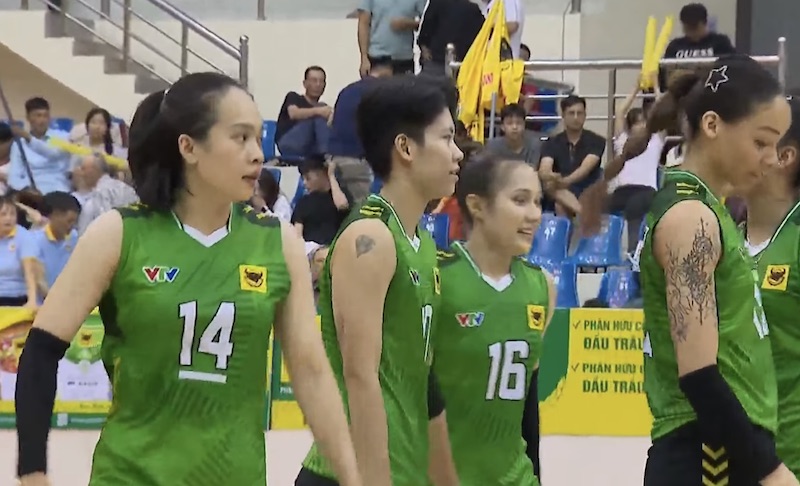 VTV 빈딘 롱안은 2026년 호아르 컵 배구 준결승에서 LPB 닌빈과 맞붙습니다. 사진: VFV