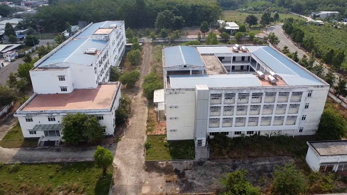 Hospital de cien mil millones construido y abandonado en Ciudad Ho Chi Minh. Foto: Dinh Trong