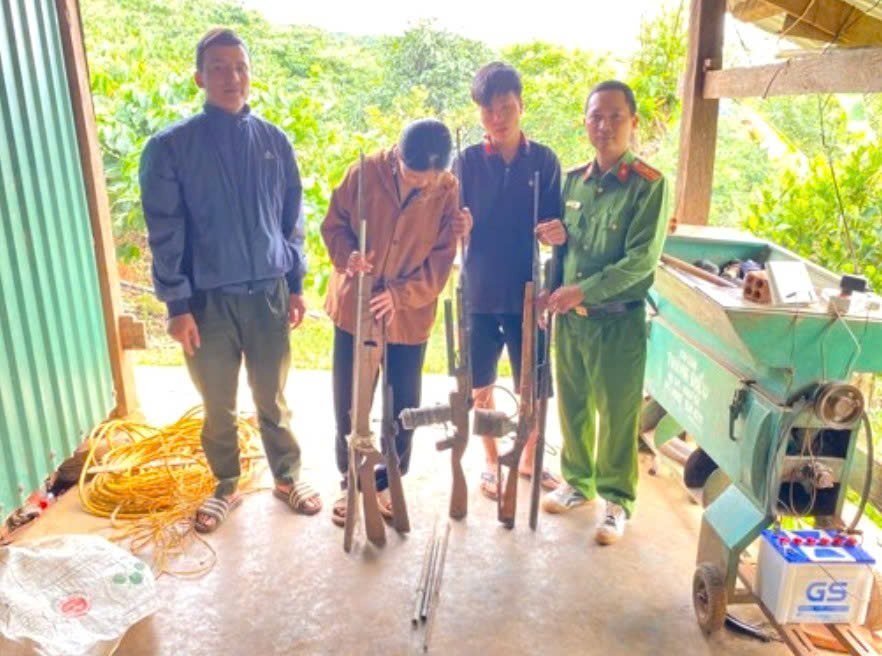 Người dân Lâm Đồng giao nộp súng tự chế. Ảnh: Công an cung cấp 