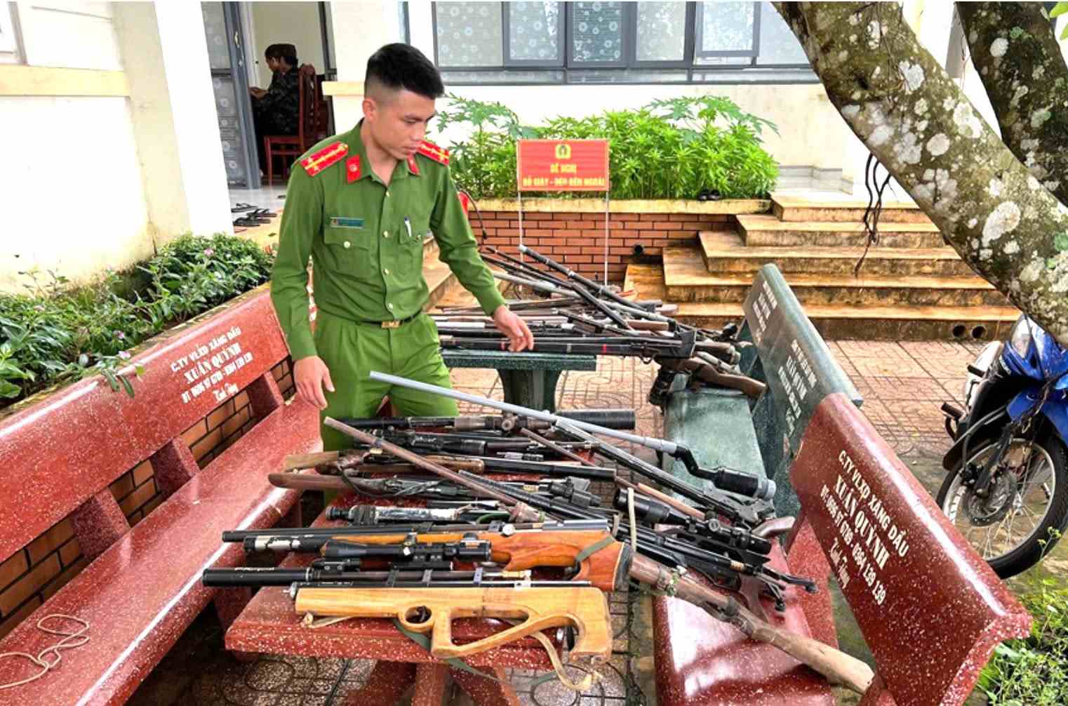 Many homemade guns and weapons were recovered by Quang Tru Commune Police. Photo: Police provided