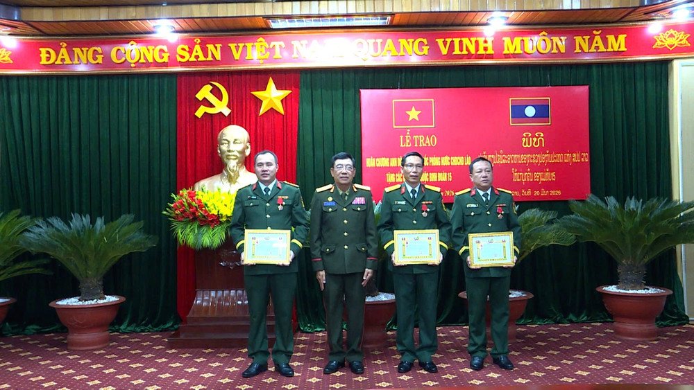 Trung tướng Douansavan Sayphimkhampathoum trao Huân chương Anh dũng tặng cán bộ Binh đoàn 15. Ảnh: Huy Toàn