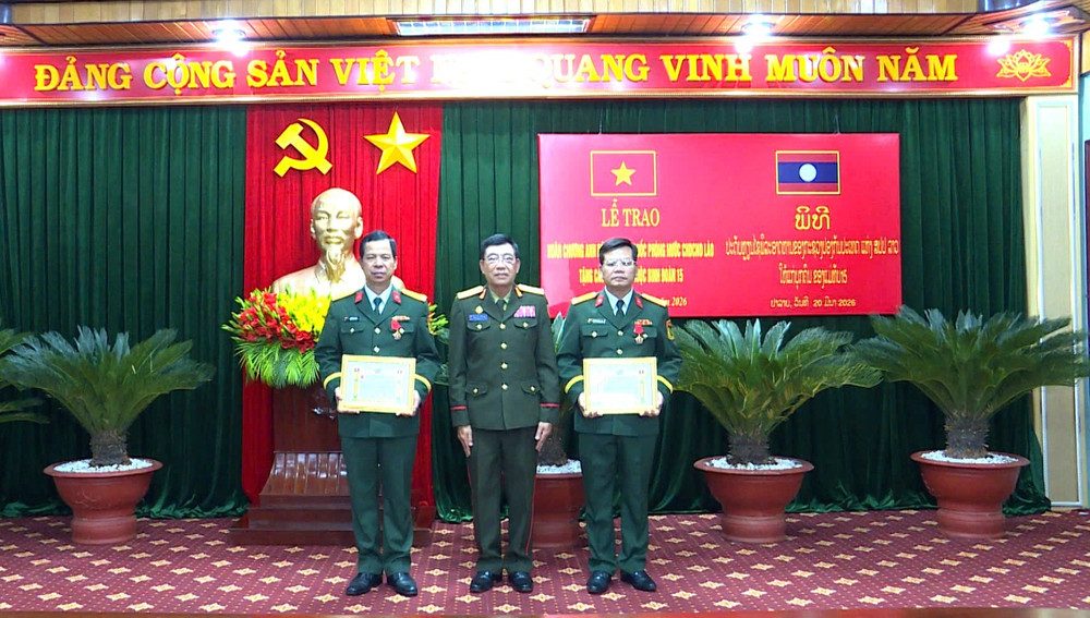 Lieutenant General Douansavan Sayphimkhampathoum awarded the Second-class Medal of Courage to 2 Deputy Commanders of Corps 15 including: Colonel Khuat Ba Cao and Colonel Nguyen Hong Lam. Photo: Huy Toan