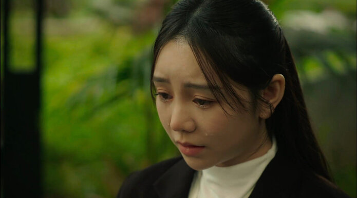 Trong Bước chân vào đời, Quỳnh Kool khắc họa nỗi cô đơn và áp lực dồn nén của người chị cả qua những giọt nước mắt lặng lẽ. Ảnh: VFC