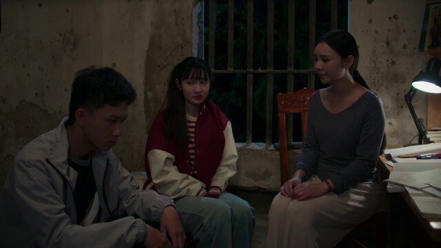 Ba chị em đối diện với những căng thẳng và khoảng lặng trong gia đình. Ảnh: VFC