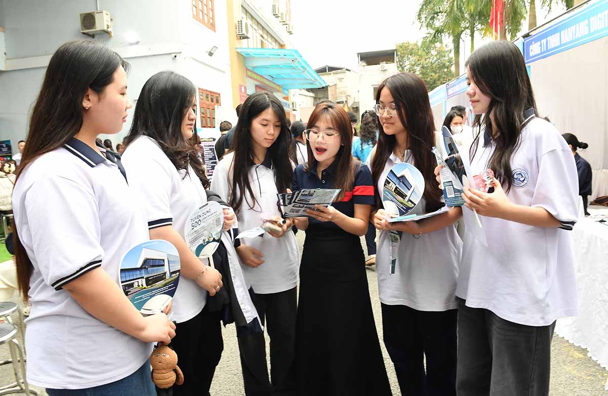 Học sinh, sinh viên tham gia Ngày hội việc làm nhận được sự tư vấn của các cơ sở giáo dục, doanh nghiệp tuyển dụng. Ảnh: PV.