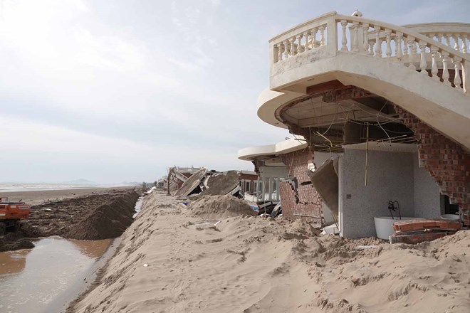 Regarding the collapse of a series of villas at the Xuan Thanh Service and Guesthouse project, Ha Tinh Provincial People's Committee requests clarification of state management responsibilities. Photo: Tran Tuan