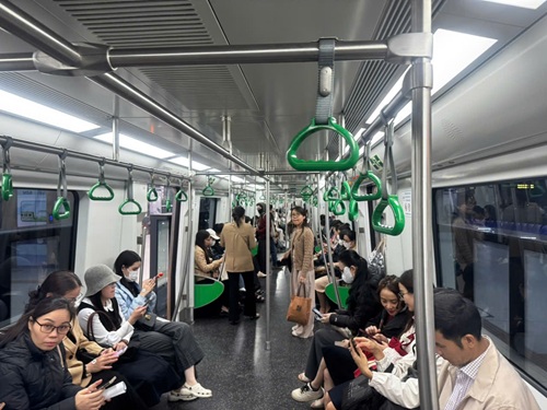 Người dân Hà Nội chuyển sang tàu điện, lượng khách tăng gần gấp đôi. Ảnh: Đức Hưởng