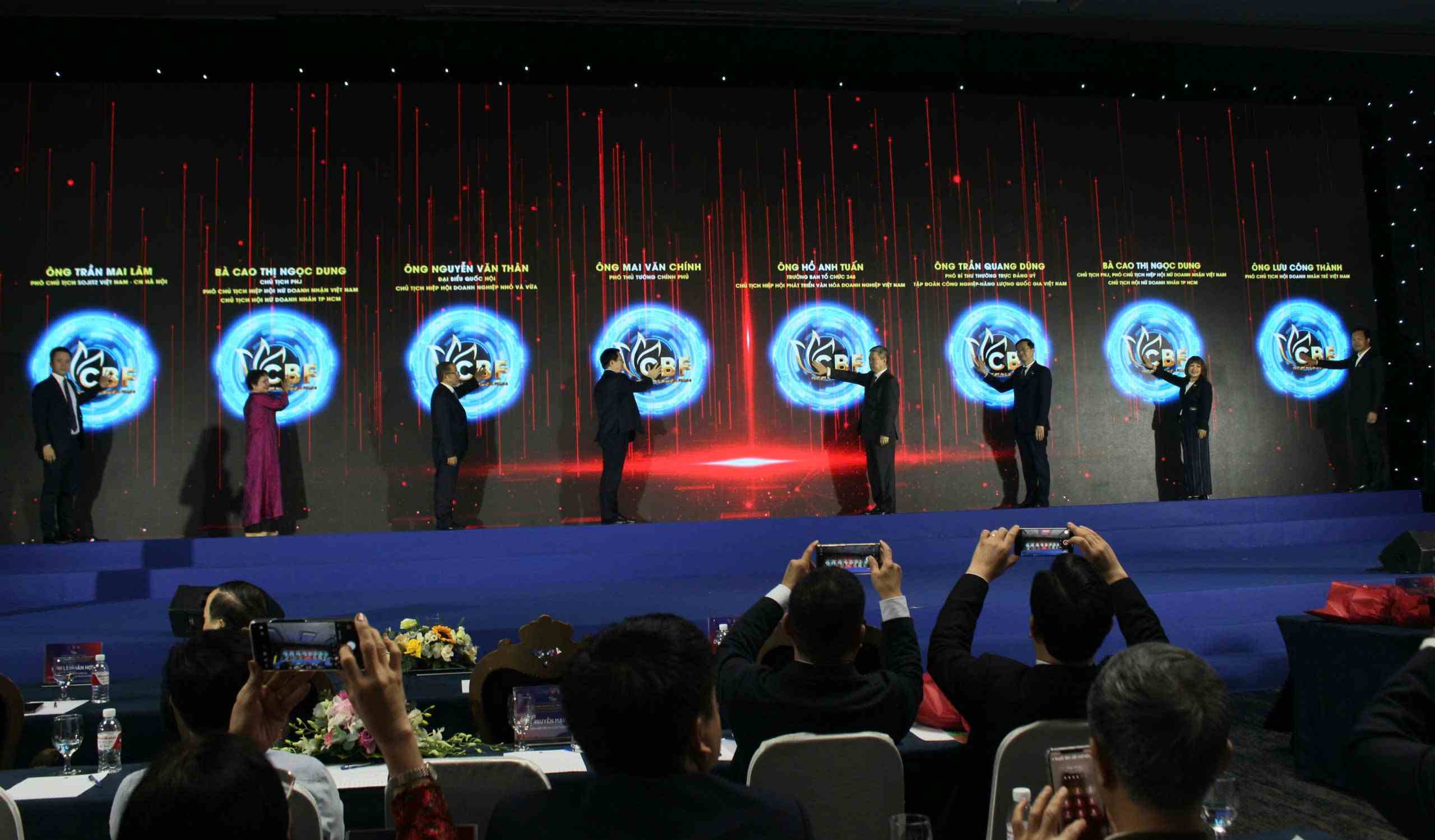 Nghi thức phát động và cam kết thực thi tại diễn đàn. Ảnh: Lê Tuyến