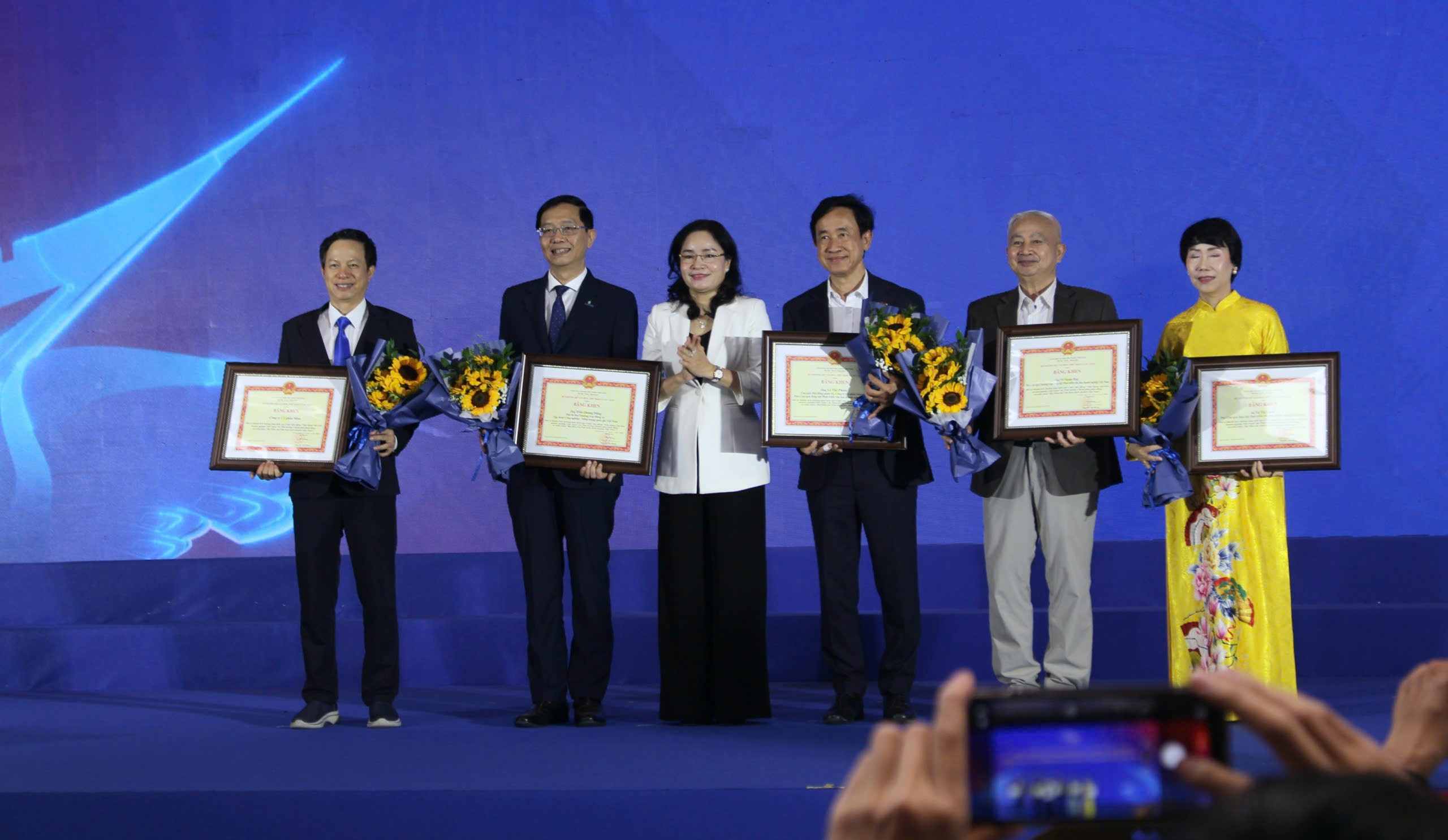 Thứ trưởng Trịnh Thị Thủy trao hoa và bằng khen cho các doanh nghiệp có thành tích xuất sắc. Ảnh: Lê Tuyến