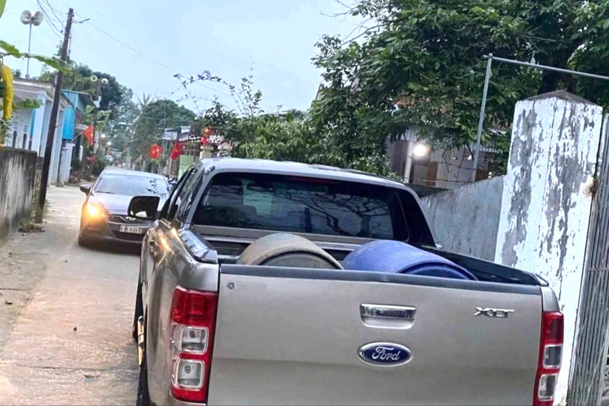 Quy Hop Commune Police (Nghe An) have intervened to verify the case of a pickup truck parked across the road, causing traffic obstruction. Photo: Ngoc Anh