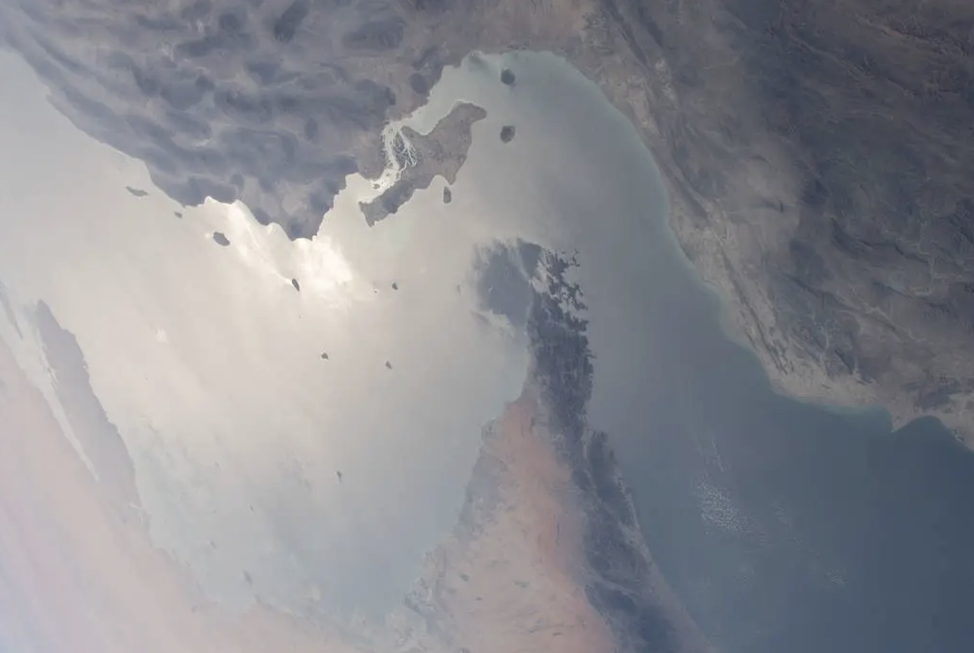 2 ships carrying liquefied petroleum gas (LPG) with Indian flags are preparing to pass through the Strait of Hormuz in the coming days. Photo: NASA
