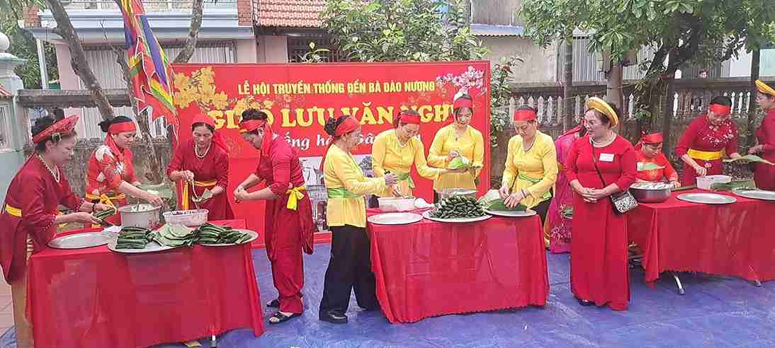 Sôi nổi hội thi gói bánh tẻ tại Lễ hội Đền Mẫu Đào Nương. Ảnh: Phường Phố Hiến