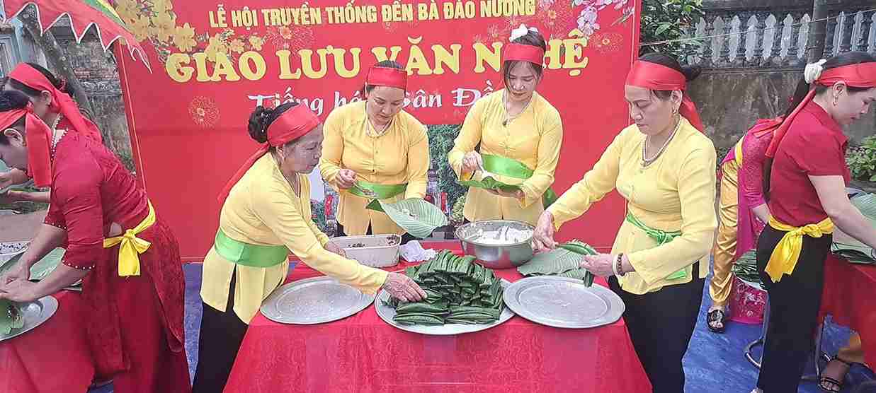 Recreating the old style through the banh te contest at the Pho Hien festival. Photo: Pho Hien Ward