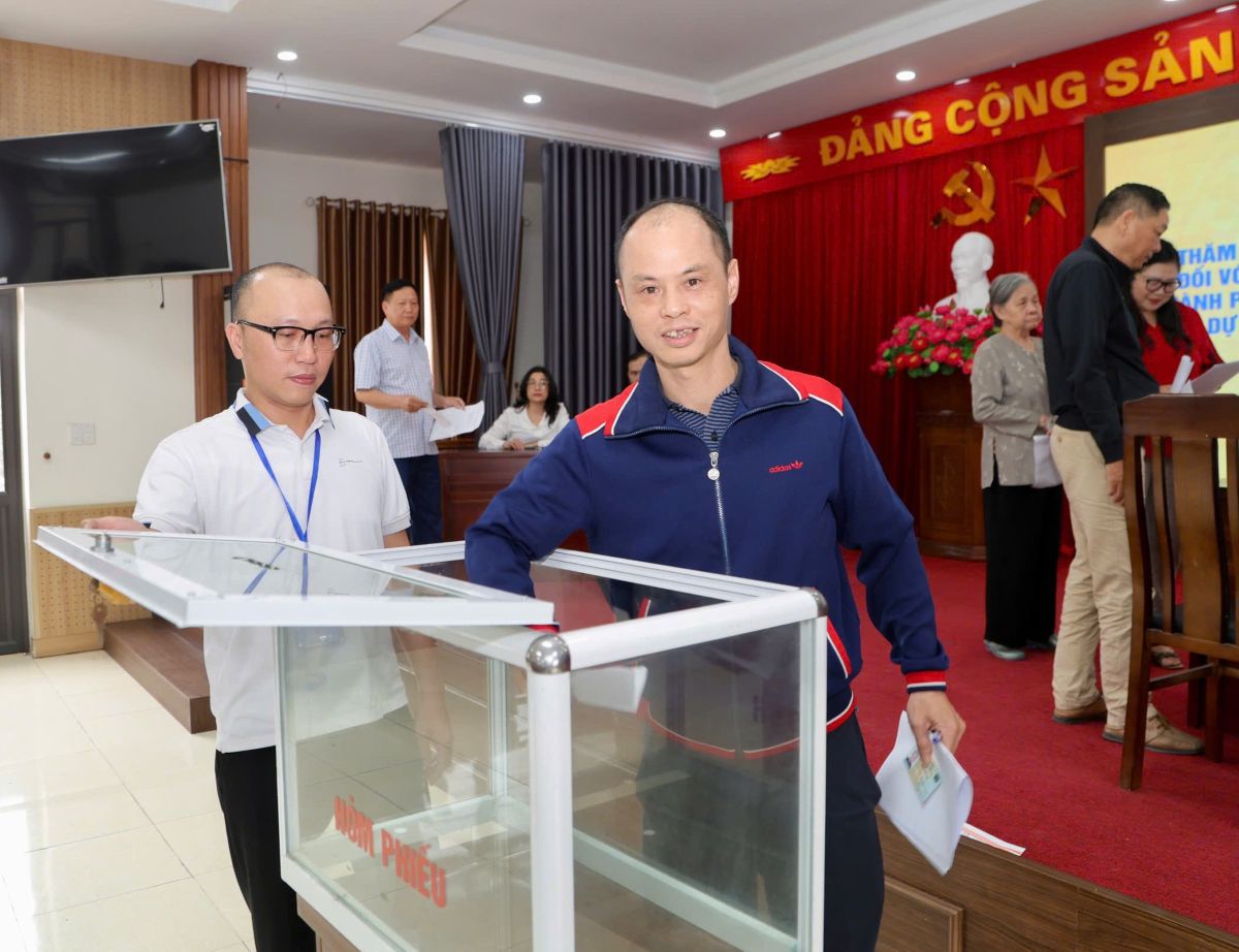 Households draw lots for resettlement locations. Photo: Hai Phong e-Portal