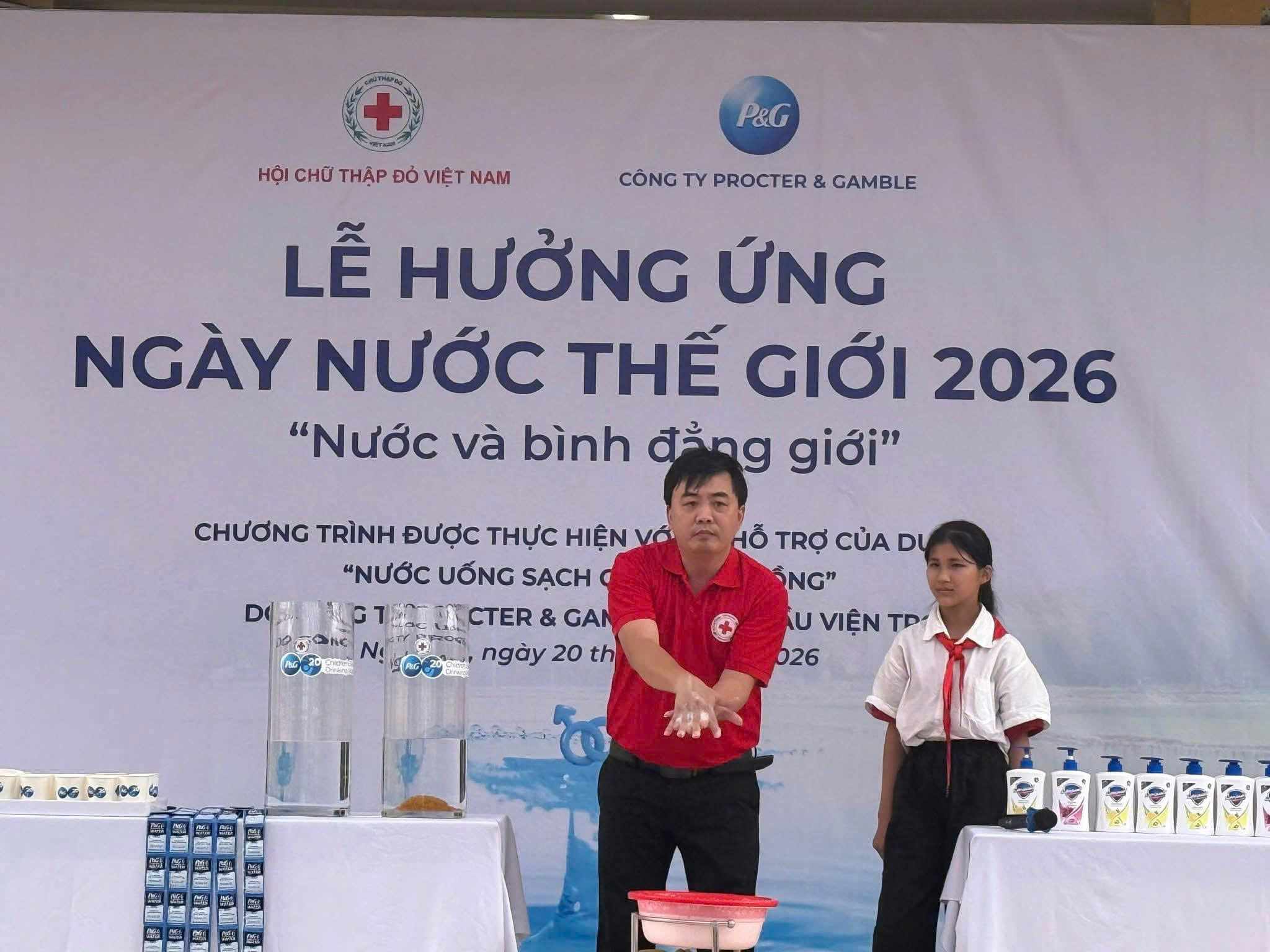 Chương trình tại Nghệ An lồng ghép hướng dẫn vệ sinh cá nhân, lan tỏa thông điệp nước sạch đến học sinh. Ảnh: Ngọc Anh