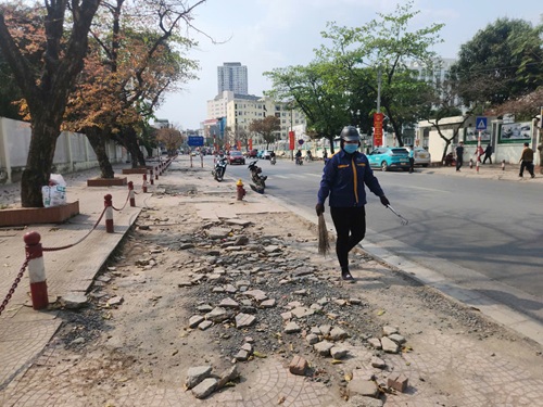 Vỉa hè đường 70 xuống cấp nghiêm trọng, người dân đi lại khó khăn. Ảnh: Minh Hạnh 