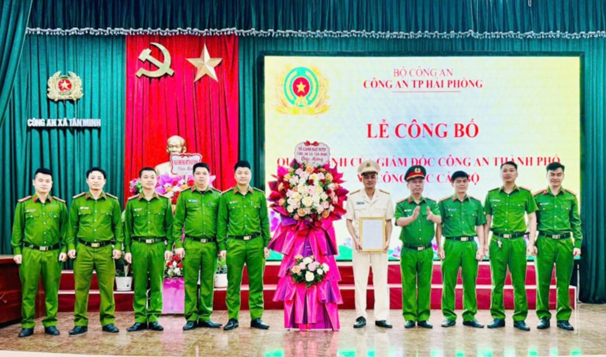 Tan Minh Commune Police organize the ceremony to announce the decision of the City Police Director. Photo: Tan Minh Commune Police, Hai Phong City