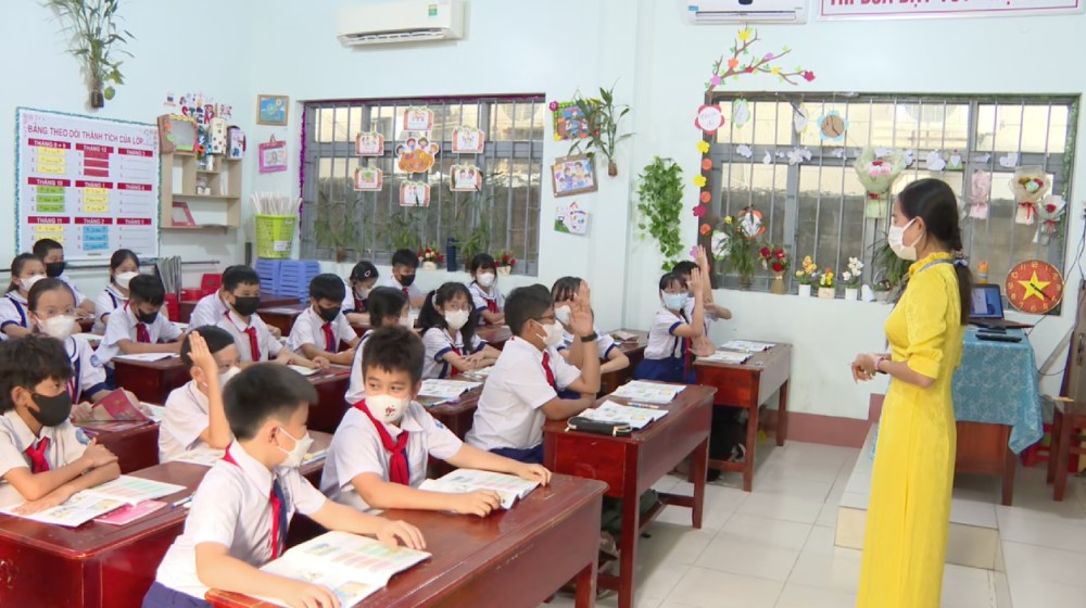 푸 특별구역 즈엉동 1 초등학교 학생들이 마스크를 쓰고 수업에 오고 있습니다. 사진: 남프엉