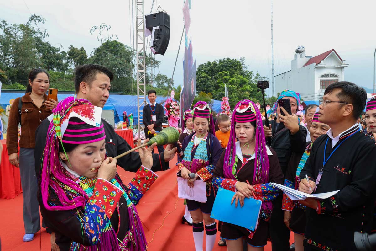 クアンニン省クアンドゥックコミューンのソンムン祭り開会式でのパイナップルリーフクラクションの制作と吹き付けコンテスト。写真:クアンドゥックコミューン人民委員会