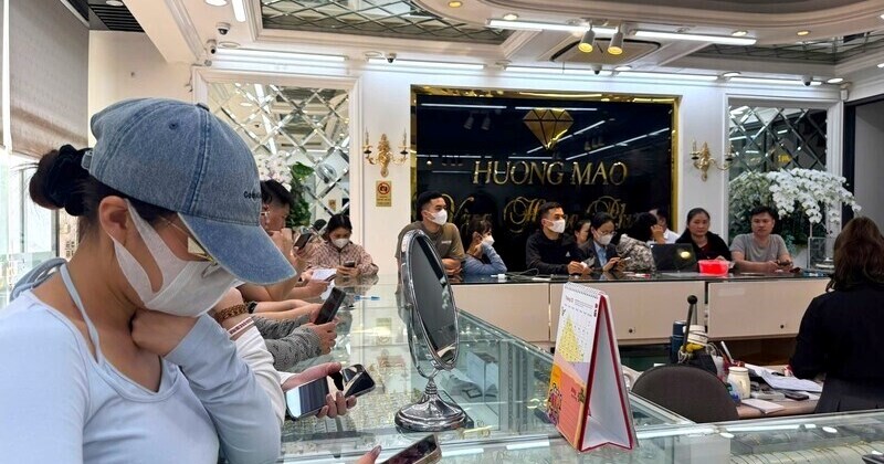 Giá vàng hạ nhiệt, người dân Lạng Sơn đổ xô mua