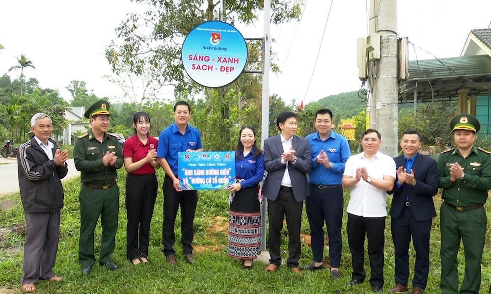 Khánh thành công trình “Đường cờ Tổ quốc” và công trình thanh niên “Ánh sáng đường biên”. Ảnh: Võ Tiến
