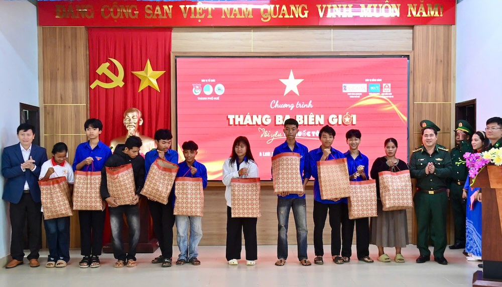 国境地域の学生に贈り物を贈る。写真:ヴォー・ティエン