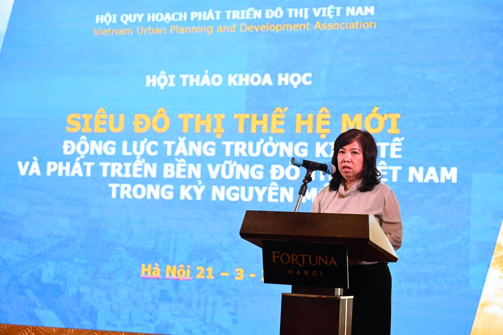 Bà Trần Thu Hằng, Vụ trưởng Vụ Quy hoạch Kiến trúc (Bộ Xây dựng) phát biểu tại Hội thảo. Ảnh: Ban Tổ chức