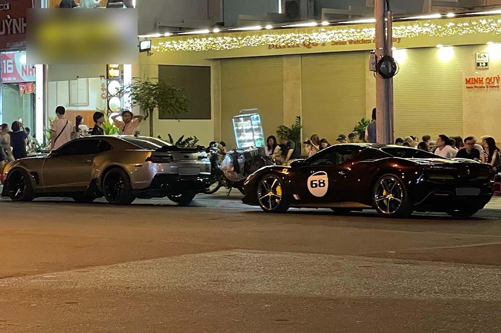 High-performance modified Chevrolet Camaro appeared with the personalized Rosso Taormina color Ferrari 296 GTB on the streets of Vietnam, attracting the attention of passersby. Photo: Ai My