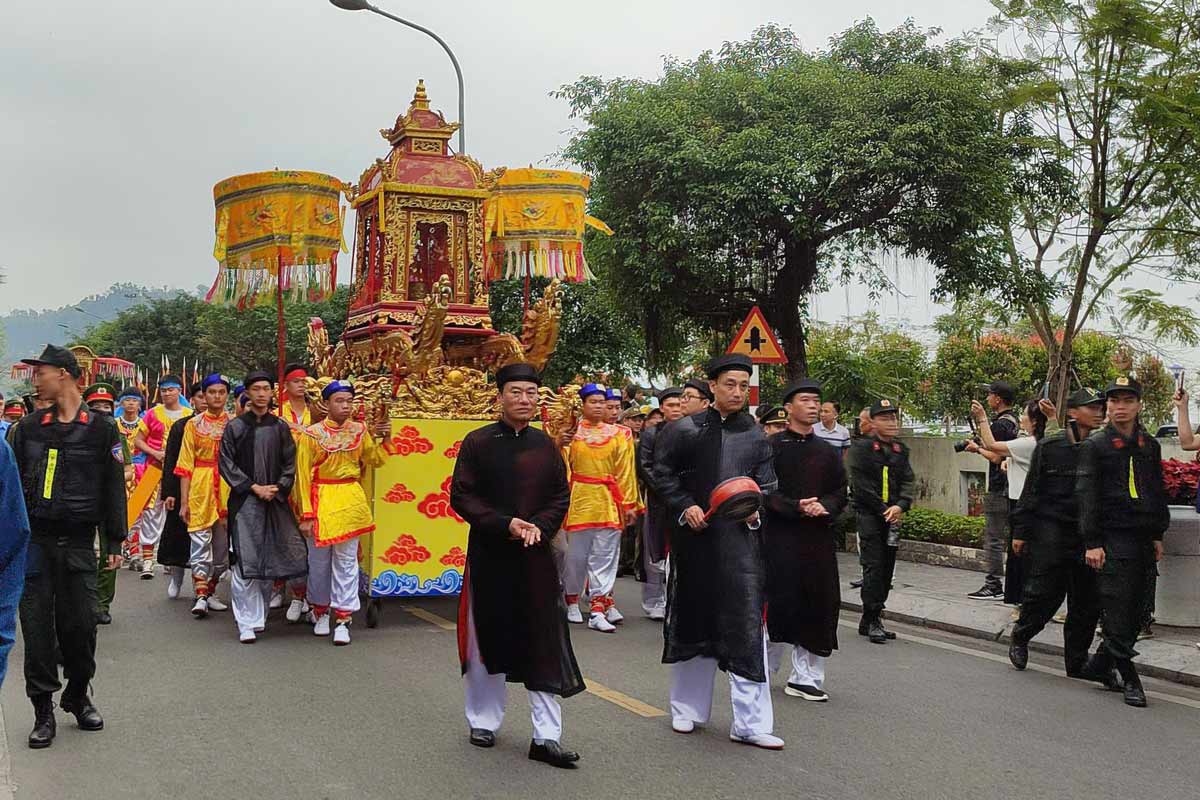 Các hoạt động, nghi lễ trong lễ rước được thực hiện trang trọng và công phu. Ảnh: Đoàn Hưng