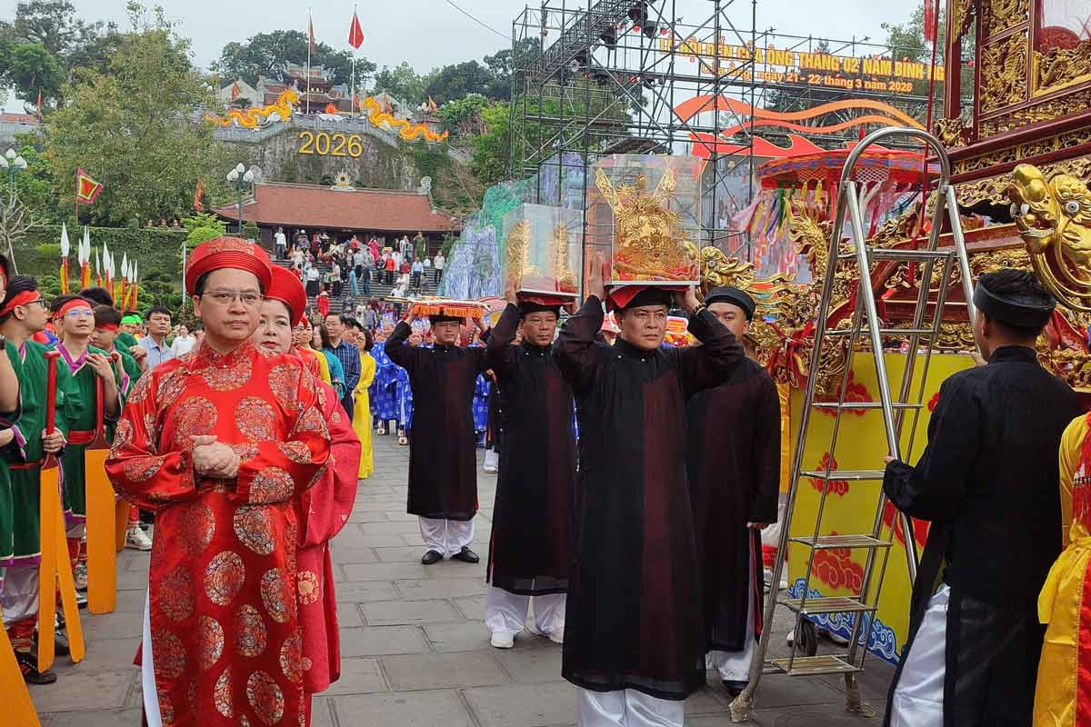 Leaders of Cua Ong ward participate in the procession at the Cua Ong Temple Festival, Quang Ninh province. Photo: Doan Hung