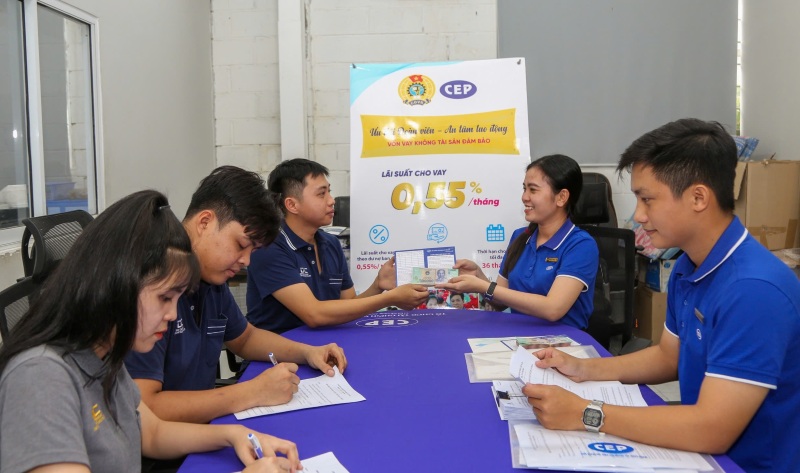 CEP Microfinance Organization staff help union members and workers borrow capital to improve their family lives. Photo: Duc Long