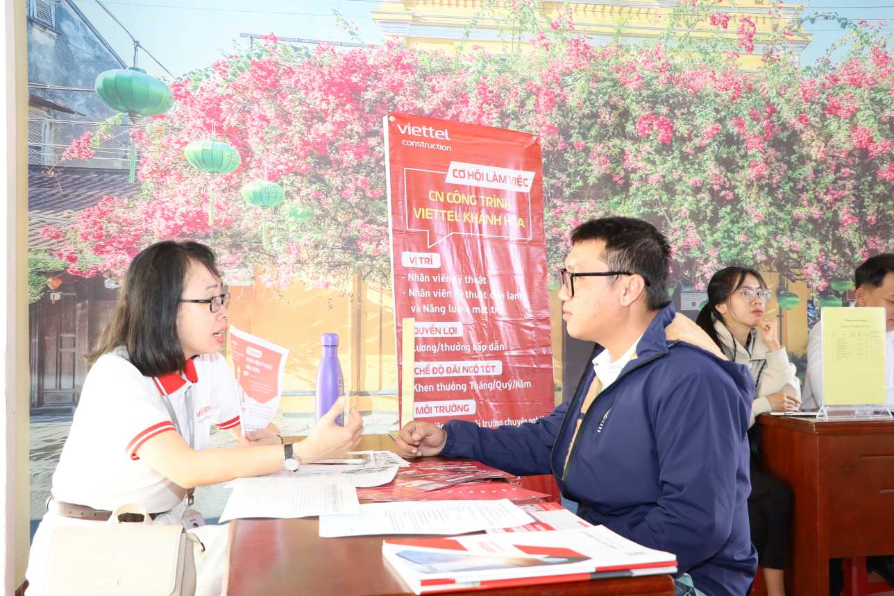 Doanh nghiệp phỏng vấn trực tiếp người lao động tại ngày hội việc làm Khánh Hòa. Ảnh: Phương Linh