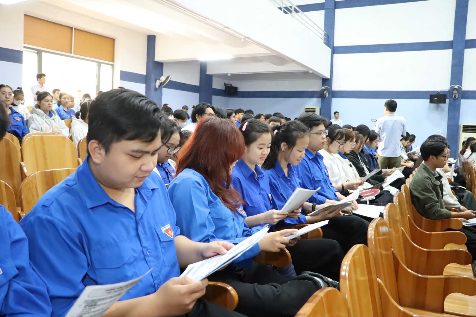 Lao động trẻ tìm hiểu về những cơ hội việc làm tại ngày hội. Ảnh: Phương Linh