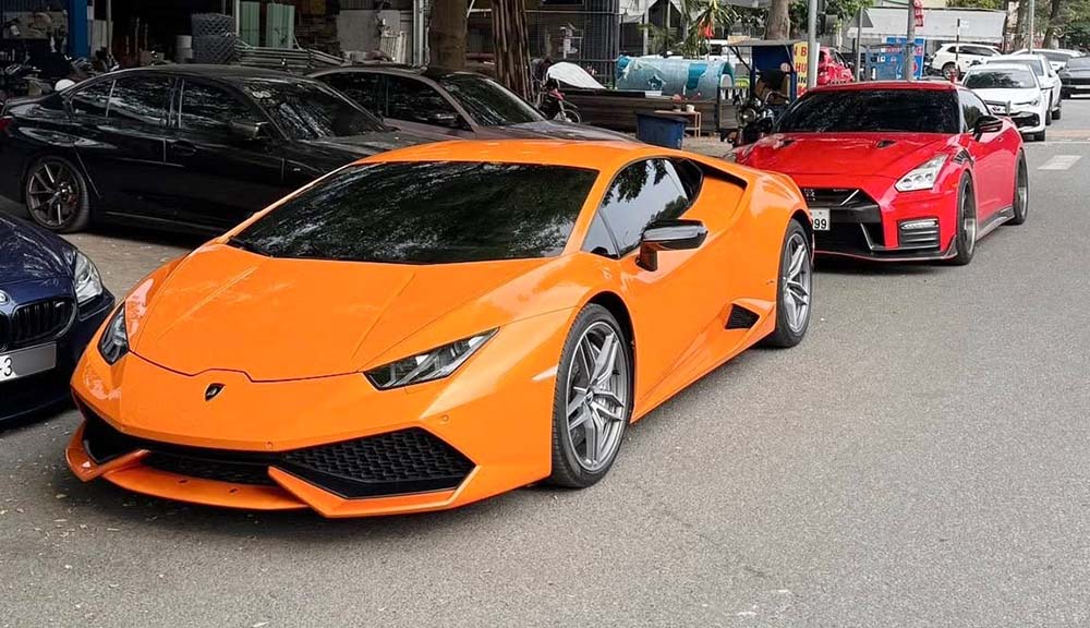 The pair of supercars Lamborghini Huracan LP610-4 and Nissan GT-R R35 large capacity modified version appear on the streets of Ho Chi Minh City. Photo: Tu Luong