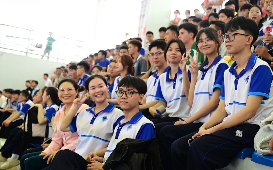 Sinh viên Đại học Cần Thơ tham gia cổ vũ đội chủ nhà Giải Futsal HDBank Sinh viên khu vực ĐBSCL năm 2026. Ảnh: Uyên Nguyên