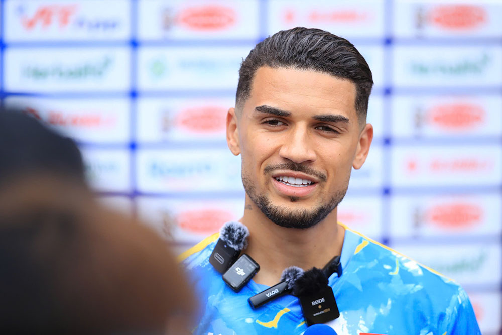 El centrocampista Đỗ Hoàng Hên responde a una entrevista en la primera sesión de entrenamiento con la selección vietnamita. Foto: Minh Dân