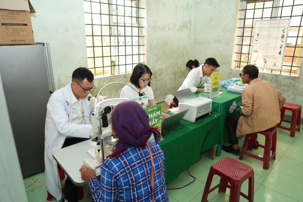 Bringing high-quality medical services to remote areas from the program in Dang Thuy Tram commune. Photo: Hoang An
