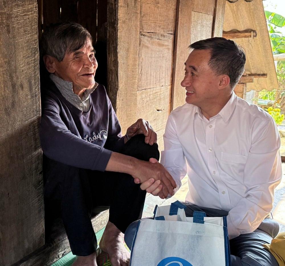 Thứ trưởng Bộ Y tế Trần Văn Thuấn đến nhà hộ dân có hoàn cảnh khó khăn của xã thăm hỏi, động viên và tặng quà. Ảnh: Hoàng An