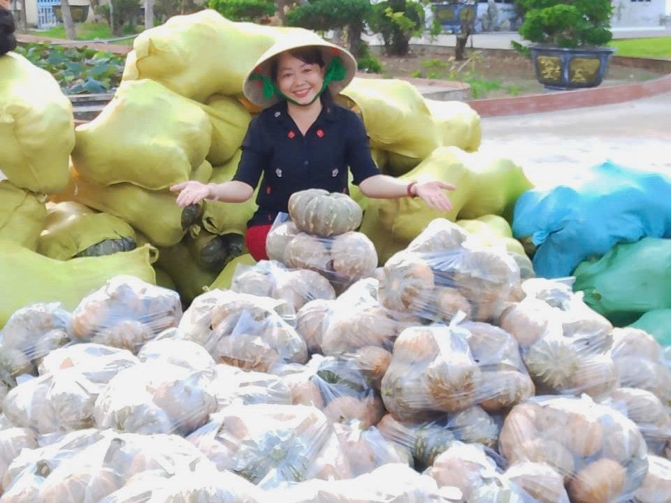 Mua bí đỏ giải cứu dùm nông dân ở Cà Mau. Ảnh: Nhật Hồ.