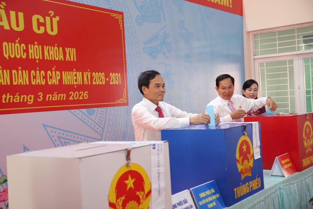 Dans la liste des 500 personnes élues députés à l'Assemblée nationale de la XVIe législature, il y a 38 députés à Hô Chi Minh-Ville. Sur la photo, le membre du Bureau politique, secrétaire du Comité municipal du Parti de Hô Chi Minh-Ville, Trần Lưu Quang, vote dans la zone de vote n° 14 de la commune de Hóc Môn, Hô Chi Minh-Ville, le 15 mars. Photo: VGP