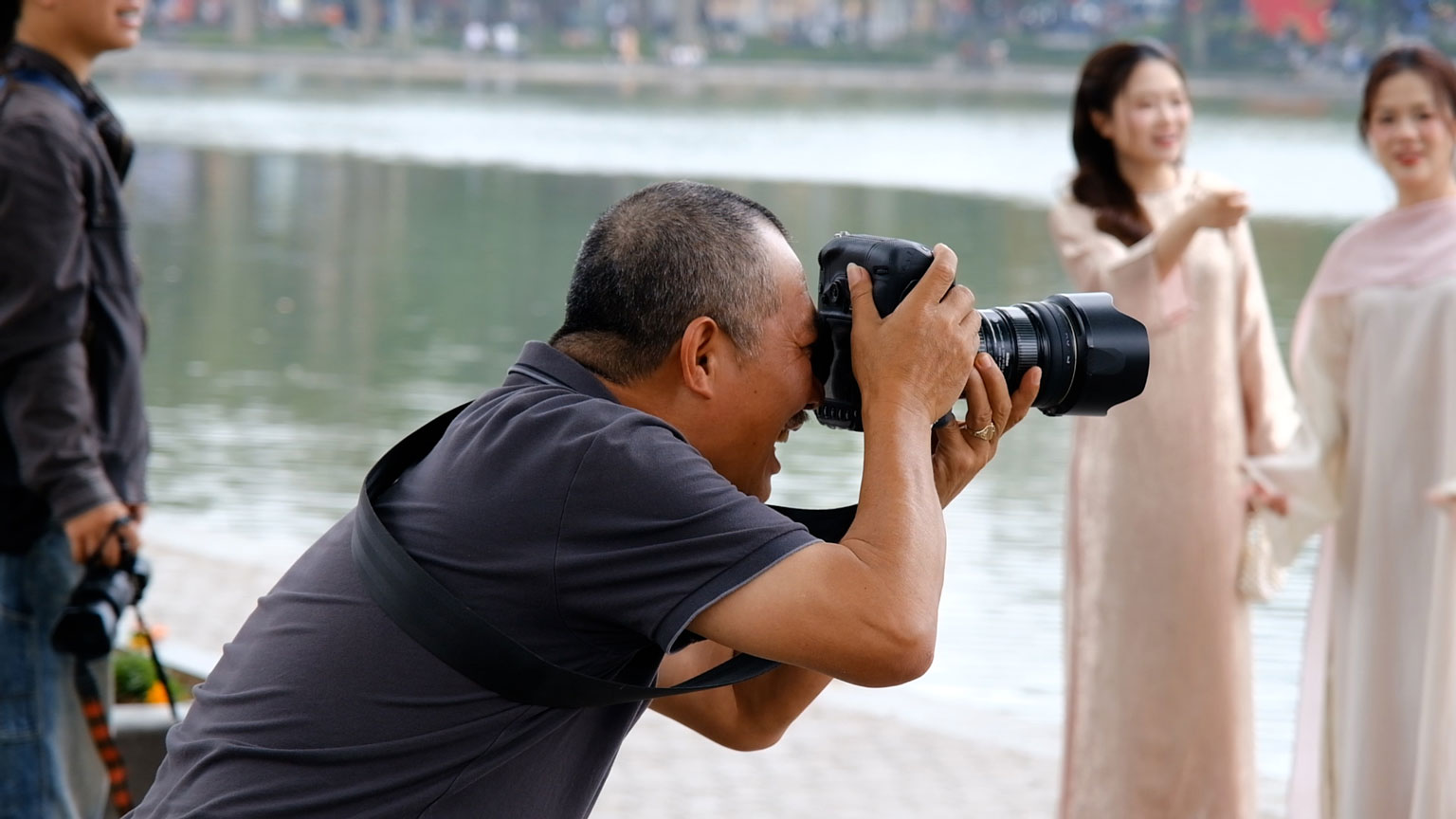 Mobile photographers in Hanoi are changing from technology to thinking to keep the fire of the profession burning.
