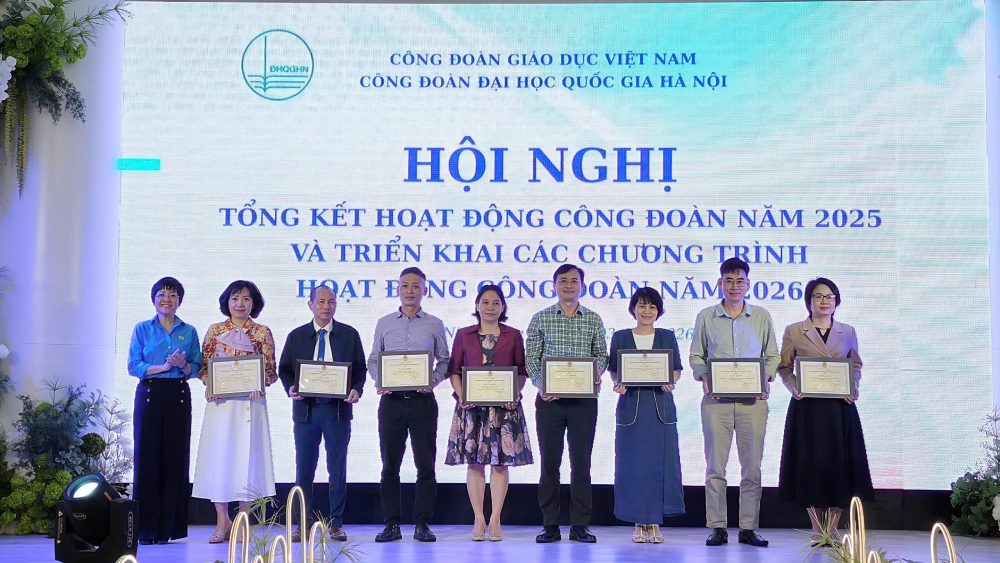 Bà Nguyễn Thị Thảo - Chủ tịch Công đoàn ĐHQGHN trao giấy khen cho các tập thể. Ảnh: Thu Hằng