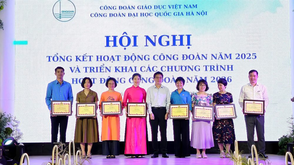 Dr. Nguyen Ngoc An - Chairman of the Vietnam Education Union awarded Certificates of Merit from the Vietnam Education Union to collectives and individuals of the VNU-HN Trade Union with outstanding achievements in trade union activities in 2025. Photo: Van Doan
