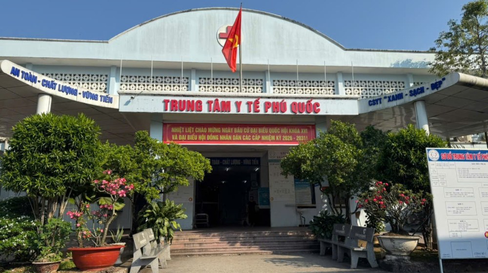 An Giang Provincial Center for Disease Control coordinates and supports Phu Quoc TTYT to urgently implement measures to handle cases of sporadic meningococcal meningitis, investigate, and make a list of close contacts. Photo: Nam Phuong