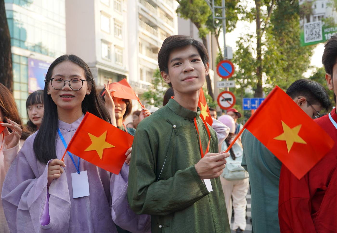 Hàng trăm bạn trẻ háo hức tham gia diễu hành trong ngày hội “Tóc xanh vạt áo“. Ảnh: Mai Anh. 