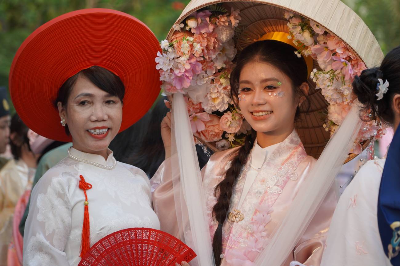 My Hien's outfit (resident of Thu Duc ward) is a combination of a tank top, skirt and flower-studded trident hat. Photo: Mai Anh.