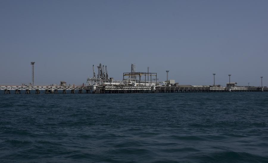 Iran affirms that almost no Iranian oil is on oil tankers at sea and there is no surplus to supply to the international market. Photo: Xinhua