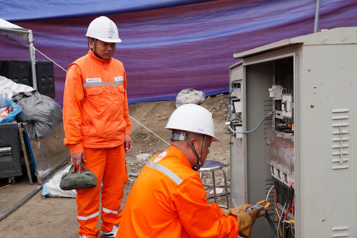 Workers of Dien Bien Power Company operate the power grid. Photo: Quang Dat