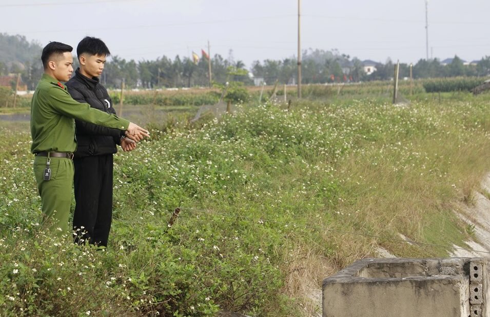 Đối tượng Hà Hoàng Hải Nam bị bắt giữ, đưa ra hiện trường gây án. Ảnh: Công an Nghệ An