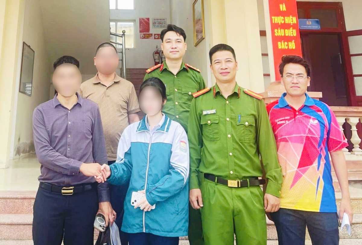 Ninh Cuong Commune Police, Ninh Binh province witnessed Q returning nearly 500 million VND to Mr. H. Photo: Ninh Cuong Commune Police